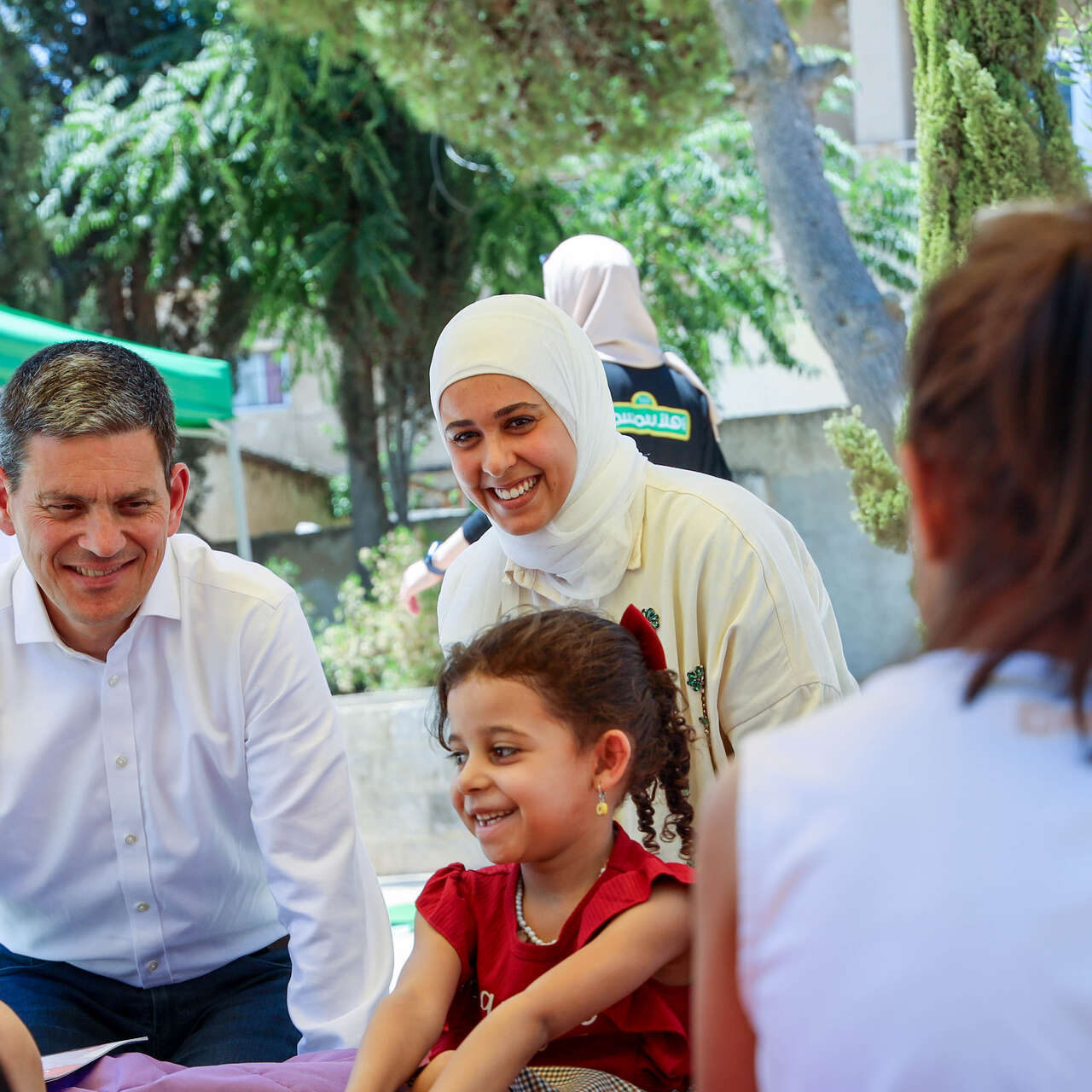 David Miliband trifft sich mit Klient*innen in Jordanien